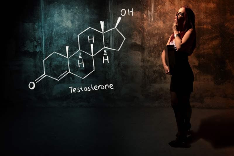 Mujer pensando en la testosterona de su cuerpo