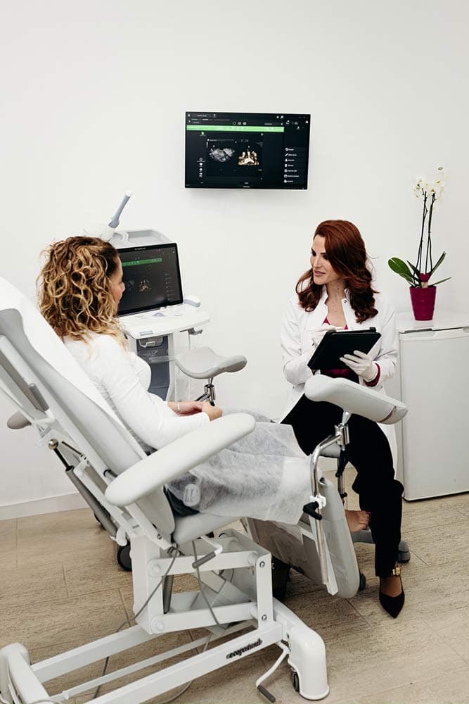 Consulta médica especializada en liquen vulvar - Dra. Marta Recio atendiendo paciente